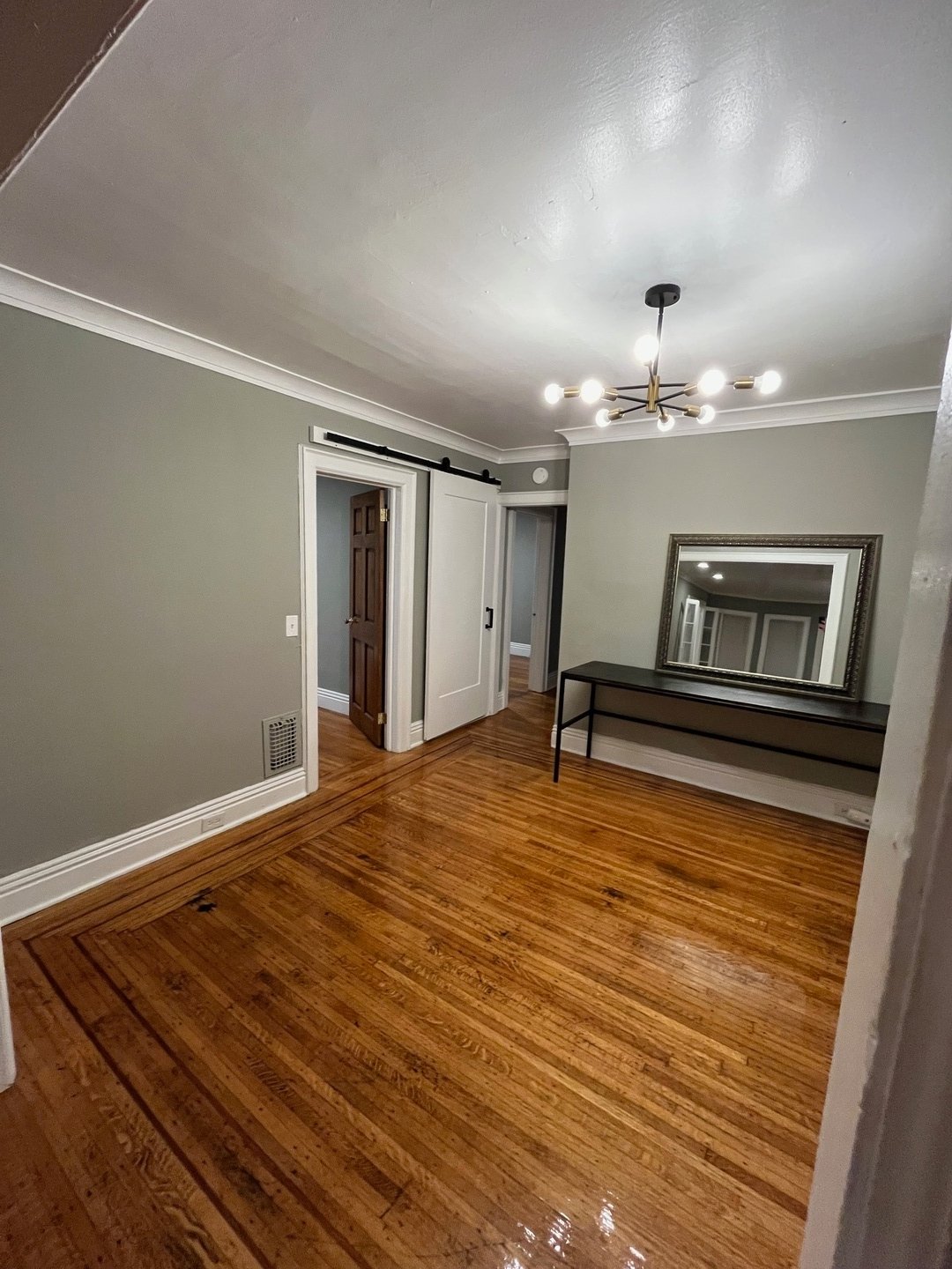 Picture 10 of 563 upper apartment